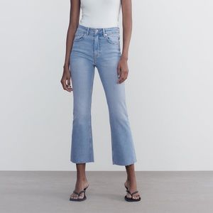 Zara Cropped Flare Lightwash jeans size 6